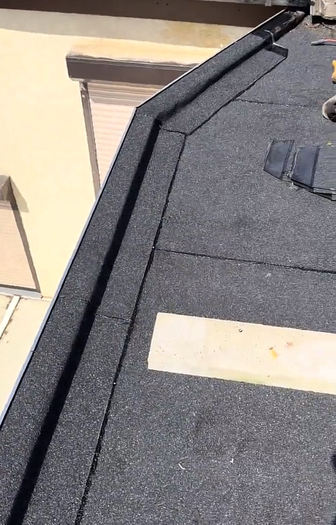 Nette bitumen randstroken langs een plat dak