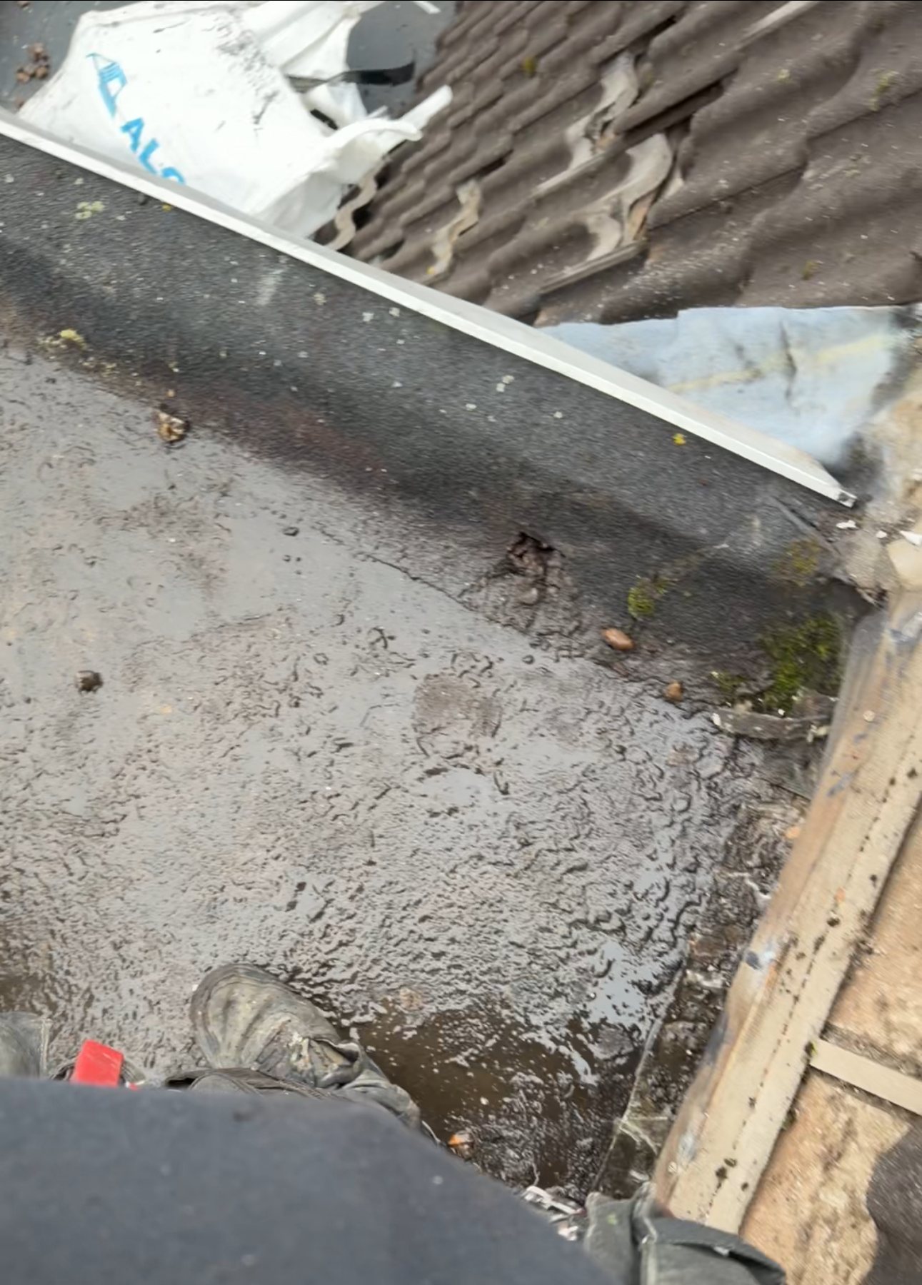 Bestaande natte en aangetaste situatie op een plat dak