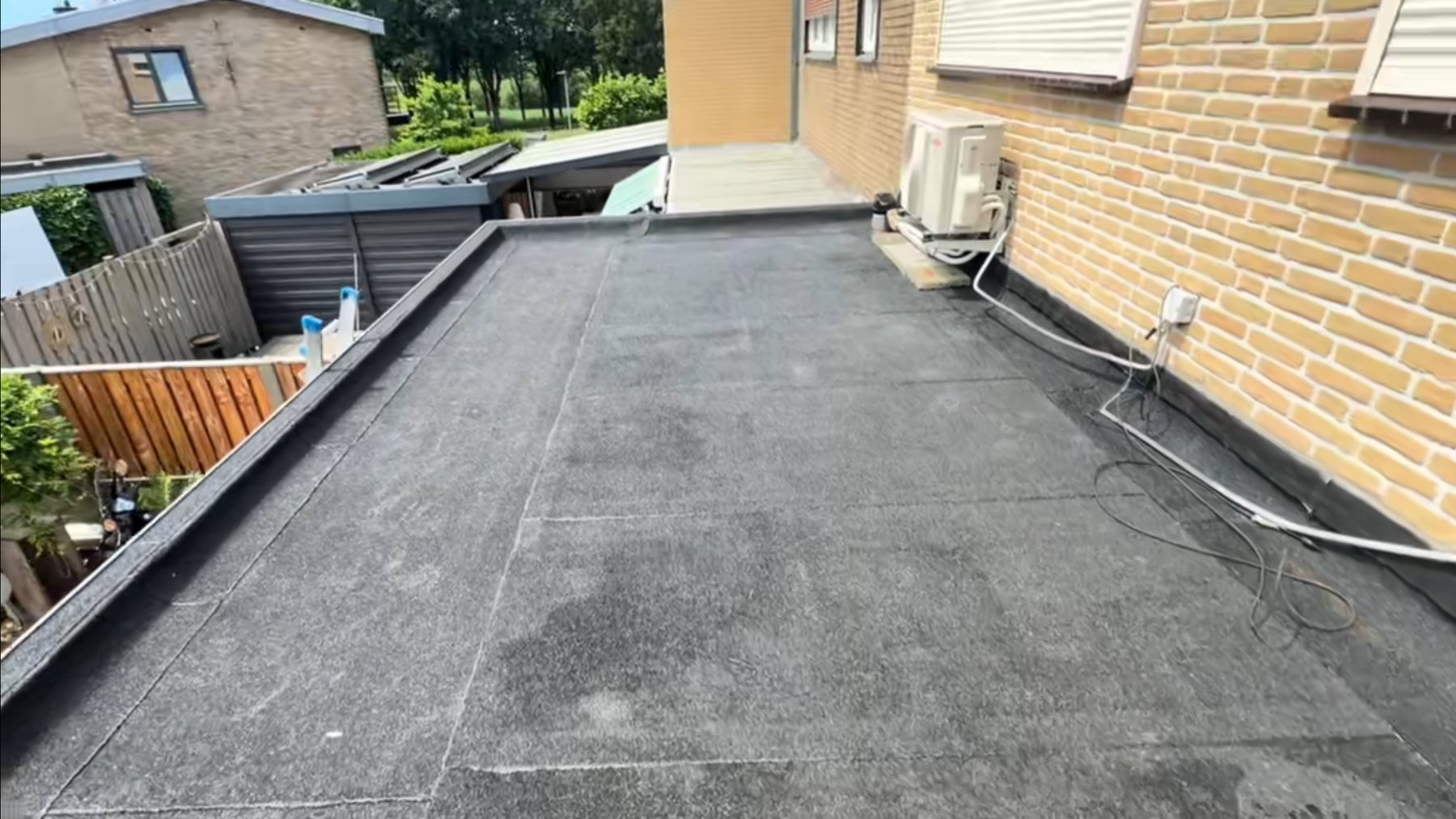 Afgewerkt plat dak bij een woonhuis